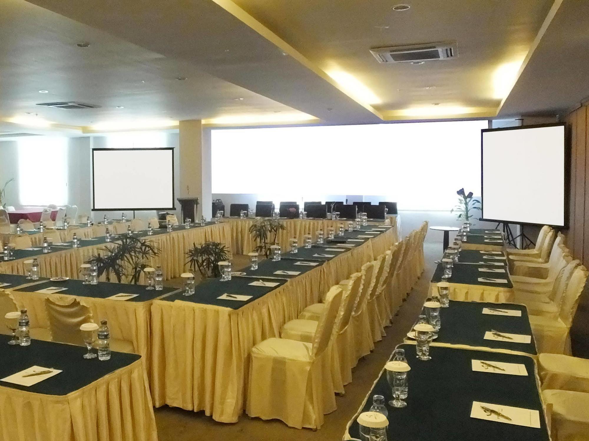 Grand Kanaya Hotel Medan Exterior foto