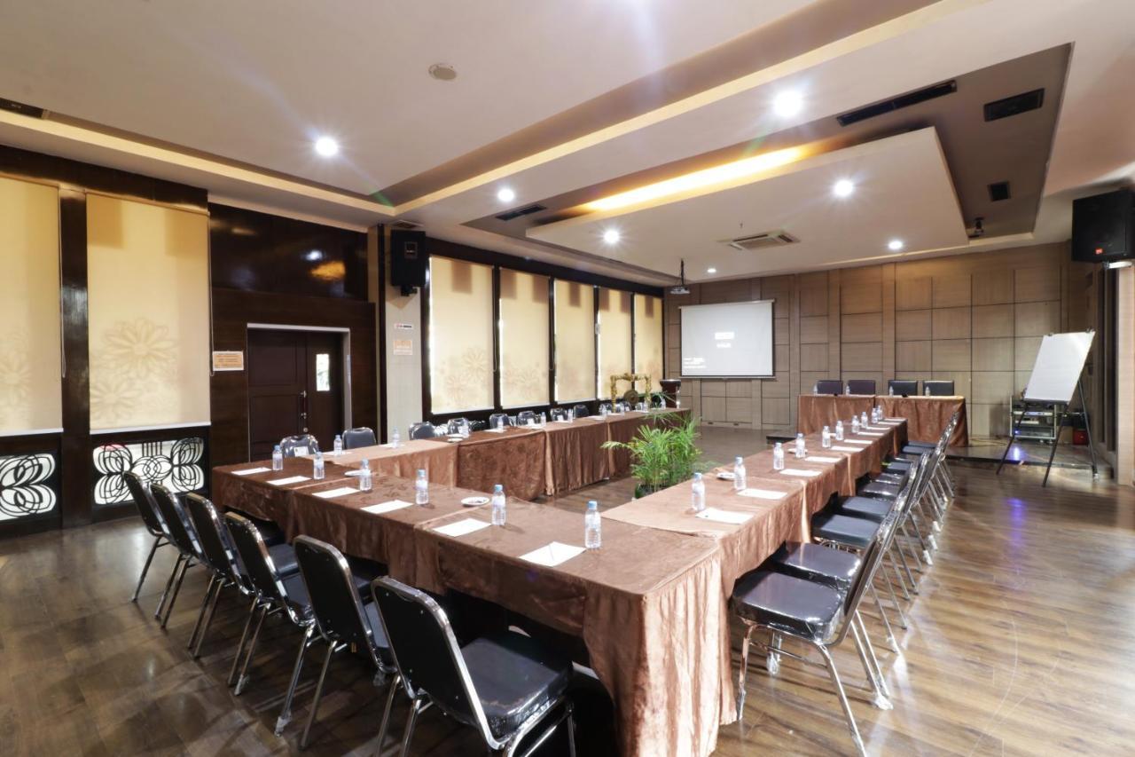 Grand Kanaya Hotel Medan Exterior foto